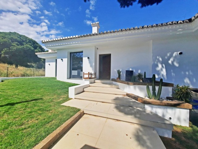 4 Bedrooms Villa in Elviria
