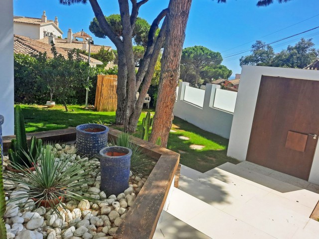 4 Bedrooms Villa in Elviria