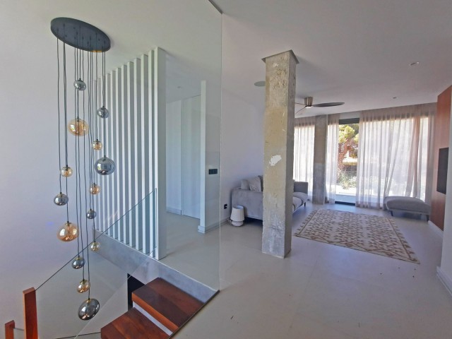 4 Bedrooms Villa in Elviria