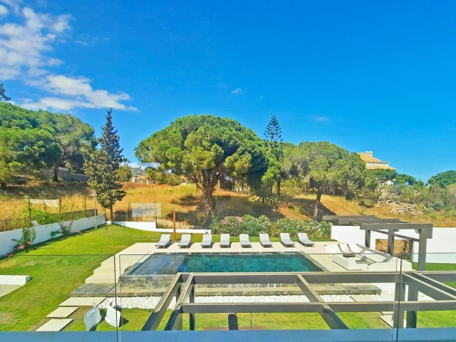 4 Bedrooms Villa in Elviria