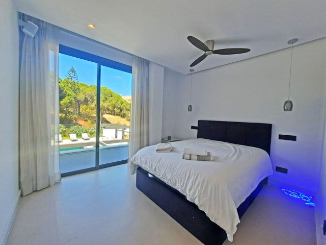 4 Bedrooms Villa in Elviria