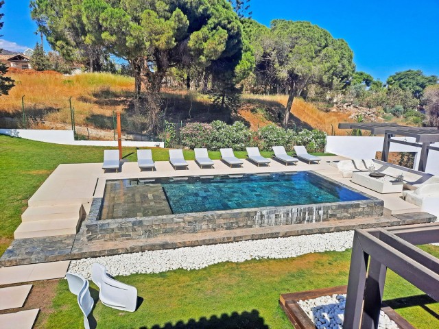 4 Bedrooms Villa in Elviria