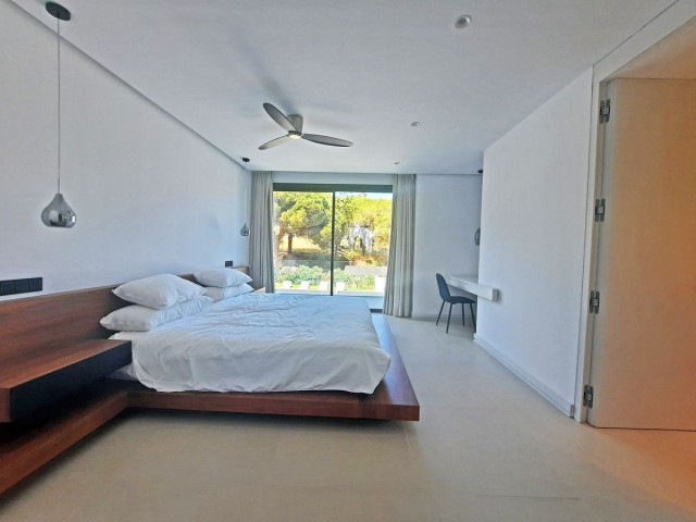 4 Bedrooms Villa in Elviria