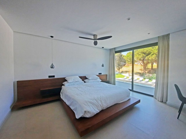 4 Bedrooms Villa in Elviria