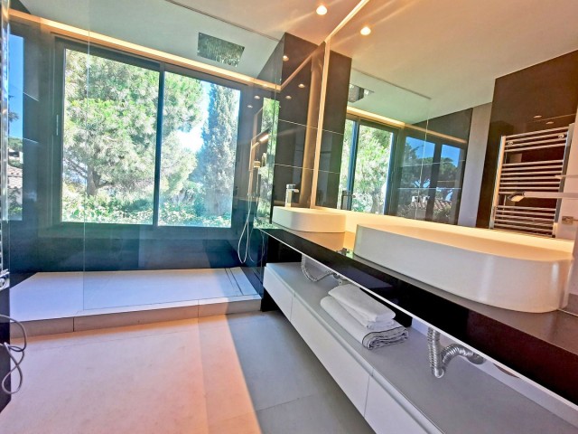 4 Bedrooms Villa in Elviria