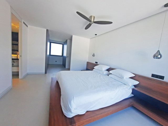 4 Bedrooms Villa in Elviria