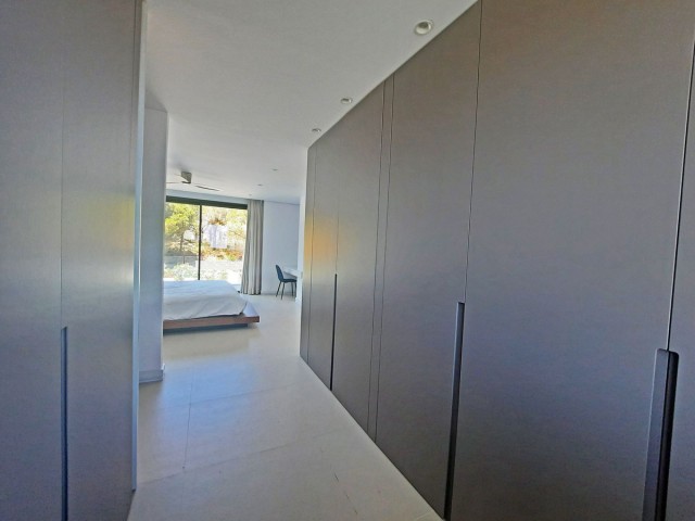4 Bedrooms Villa in Elviria