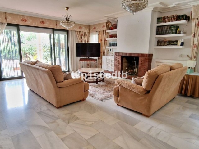 5 Bedrooms Villa in Marbella