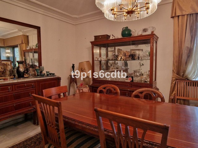 5 Bedrooms Villa in Marbella