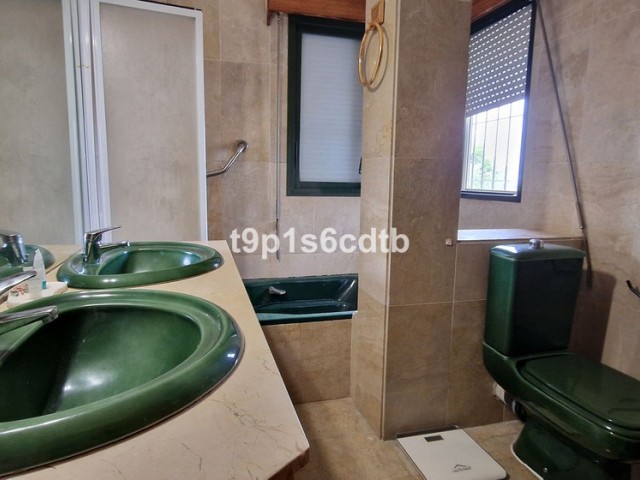 5 Bedrooms Villa in Marbella