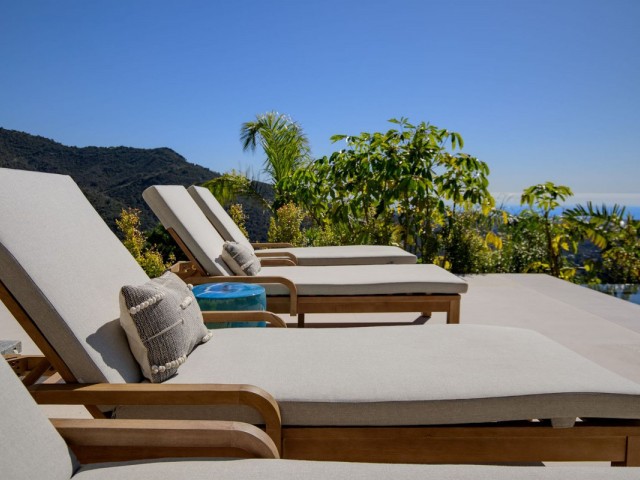 5 Bedrooms Villa in Benahavís