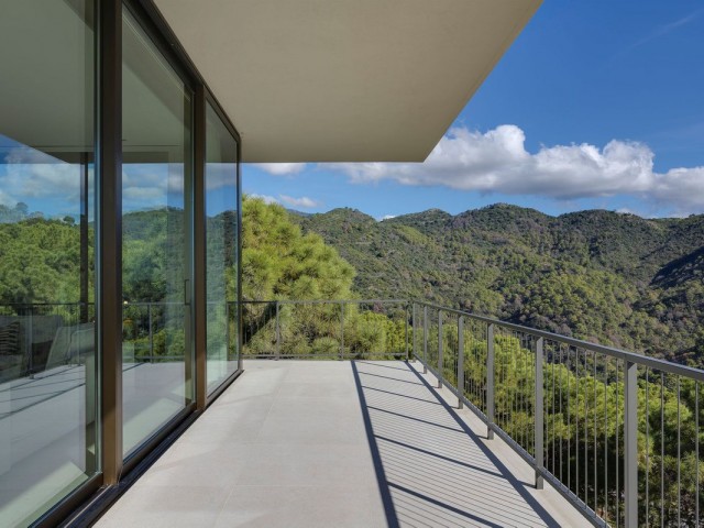 5 Bedrooms Villa in Benahavís