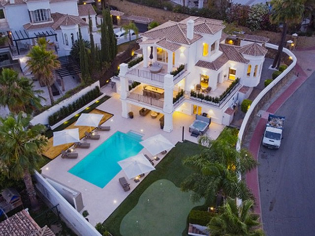 5 Bedrooms Villa in Nueva Andalucía
