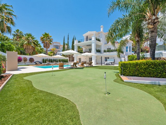 5 Bedrooms Villa in Nueva Andalucía