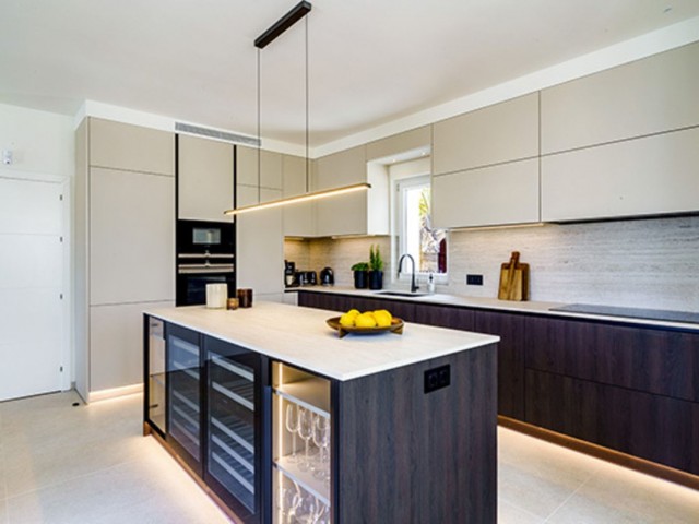 5 Bedrooms Villa in Nueva Andalucía