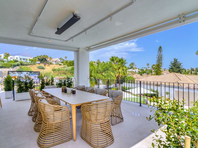 5 Bedrooms Villa in Nueva Andalucía