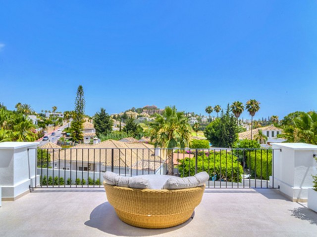 5 Bedrooms Villa in Nueva Andalucía