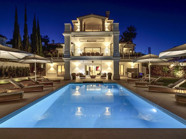 5 Bedrooms Villa in Nueva Andalucía