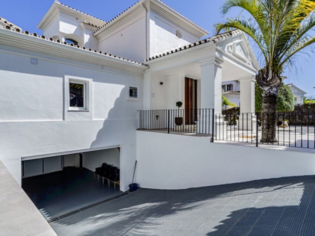 5 Bedrooms Villa in Nueva Andalucía