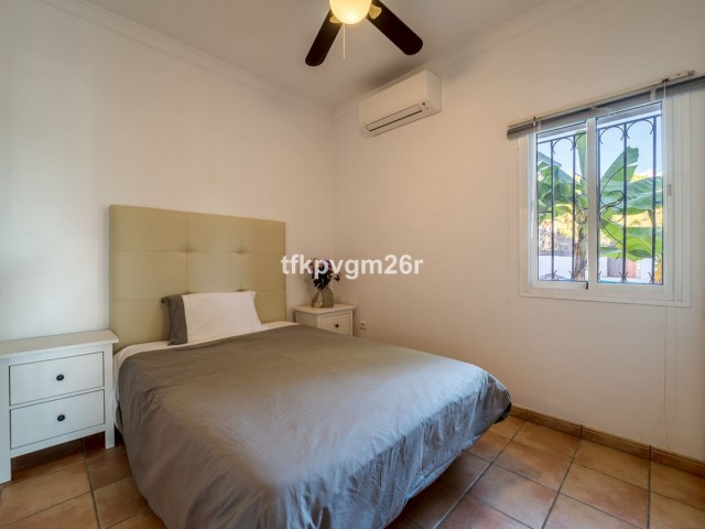 7 Bedrooms Villa in Estepona