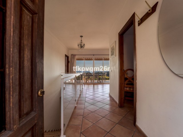 7 Bedrooms Villa in Estepona