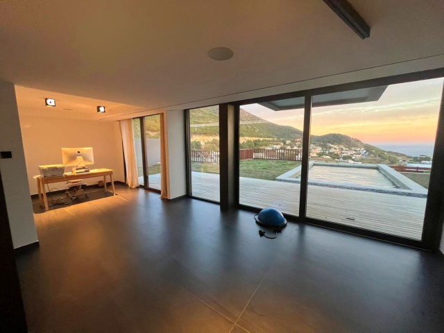 5 Bedrooms Villa in Mijas