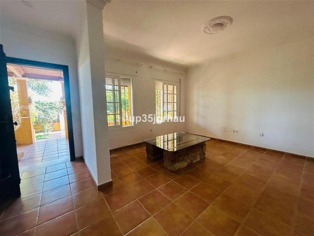 3 Bedrooms Villa in Estepona