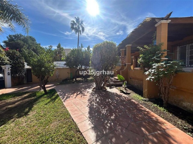 3 Bedrooms Villa in Estepona