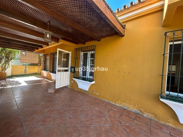 3 Bedrooms Villa in Estepona