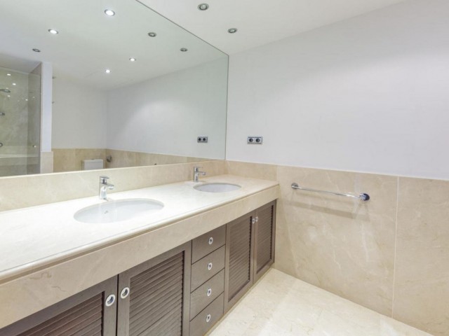 Apartamento con 2 Dormitorios  en Puerto Banús