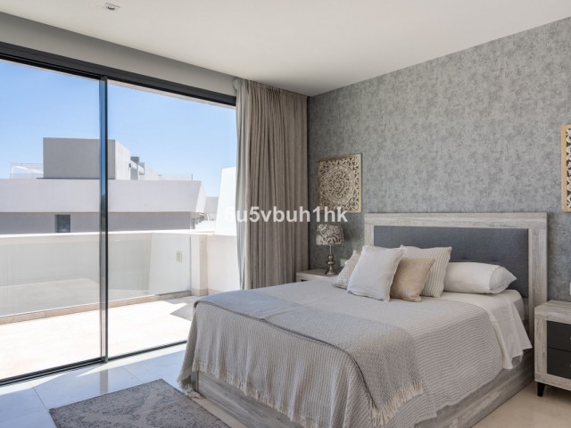 Adosado con 4 Dormitorios  en La Cala de Mijas