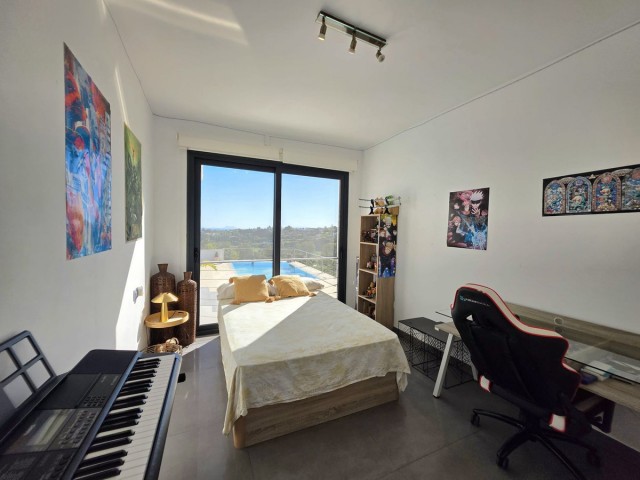 4 Soveroms Villa i Estepona