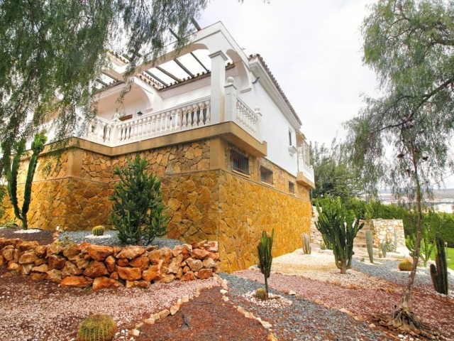 6 Bedrooms Villa in Benalmadena