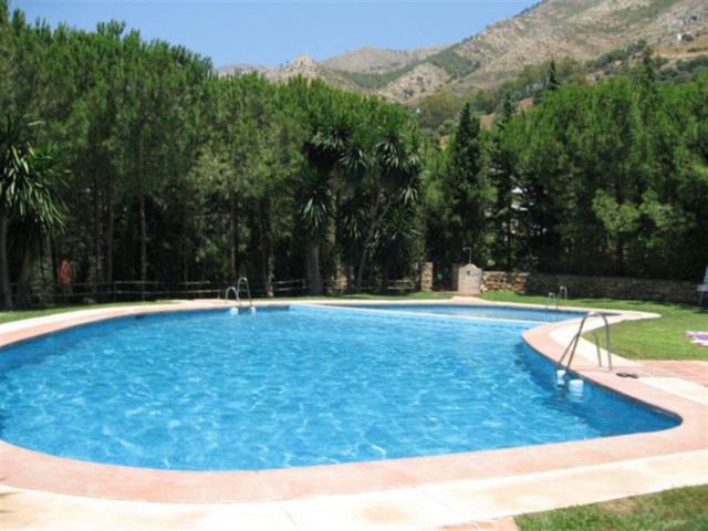 Comercial con 3 Dormitorios  en Mijas