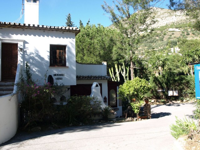 Comercial con 3 Dormitorios  en Mijas