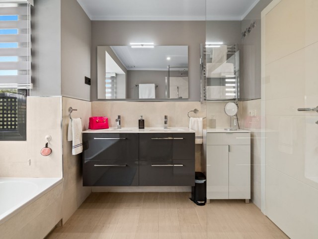 Adosado con 4 Dormitorios  en La Cala de Mijas