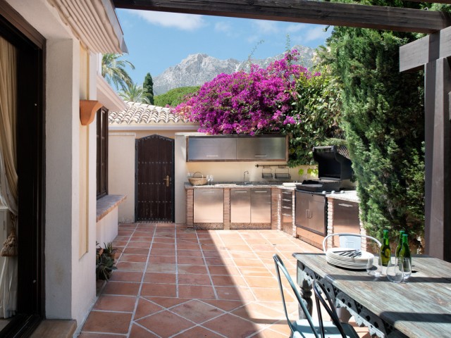 5 Bedrooms Villa in Marbella