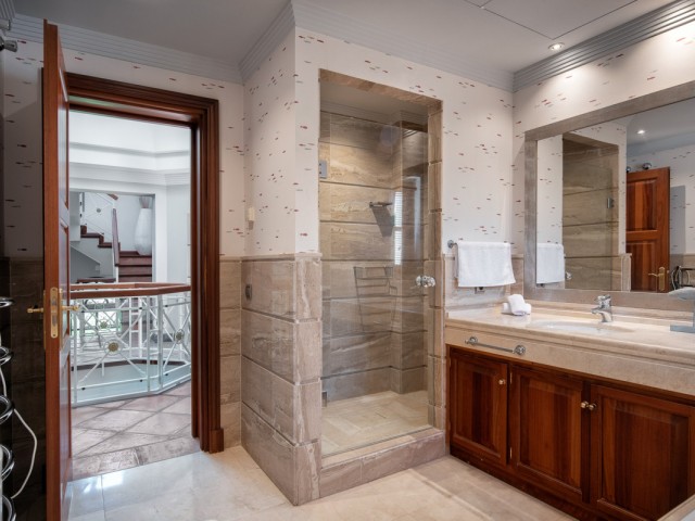 5 Bedrooms Villa in Marbella