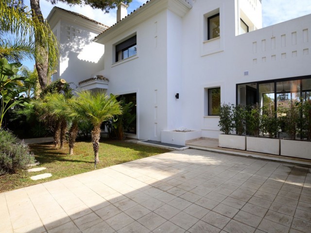 Villa avec 6 Chambres  à Nueva Andalucía