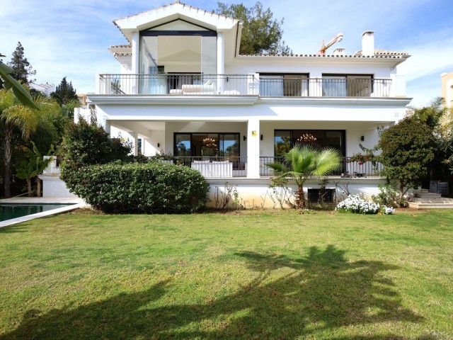 Villa avec 6 Chambres  à Nueva Andalucía