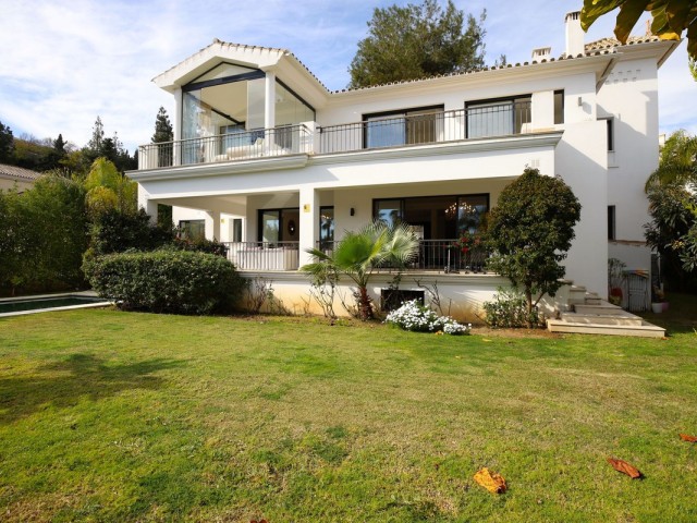 Villa avec 6 Chambres  à Nueva Andalucía