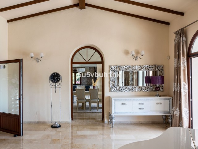 6 Sovrums Villa i Arroyo de la Miel