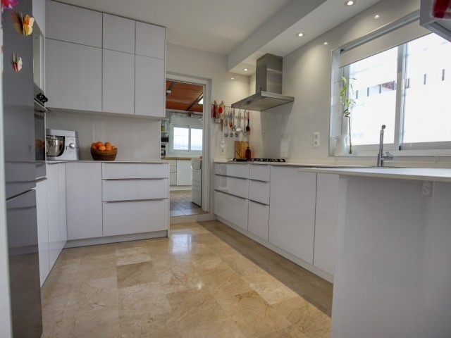 Adosado con 4 Dormitorios  en Estepona