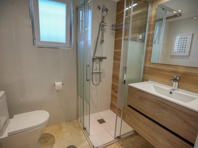 Adosado con 4 Dormitorios  en Estepona