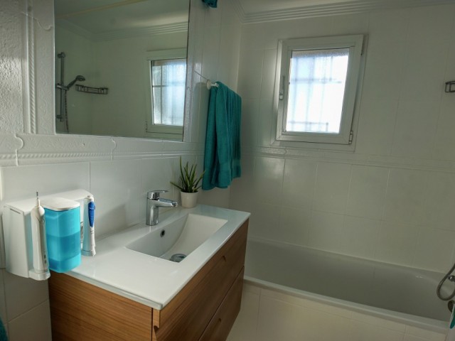 Adosado con 4 Dormitorios  en Estepona