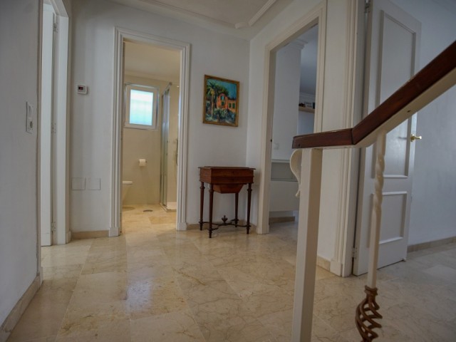 Adosado con 4 Dormitorios  en Estepona