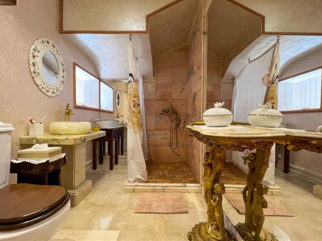 4 Bedrooms Villa in Calahonda