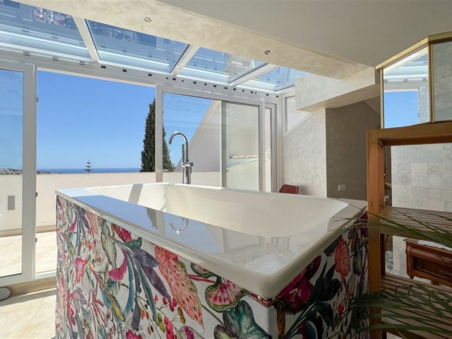 4 Bedrooms Villa in Calahonda