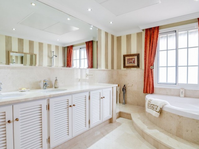 5 Makuuhuoneen Huvila Elviria