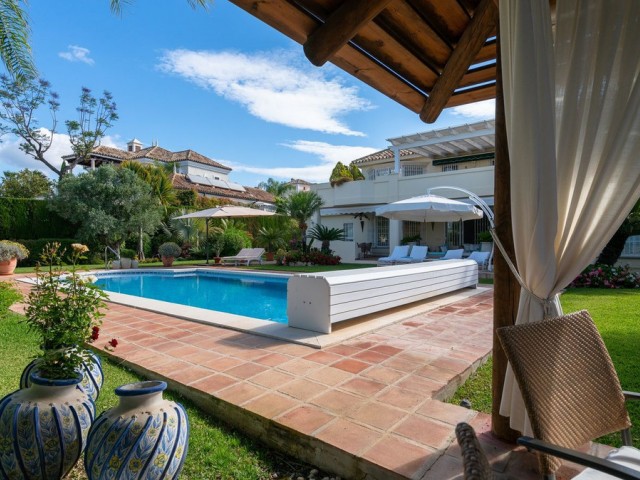 5 Makuuhuoneen Huvila Elviria